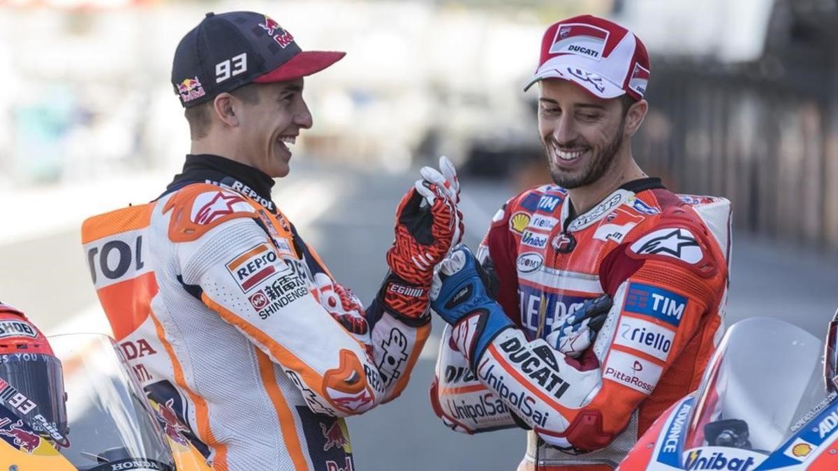 Marc Márquez y Andrez Dovizioso, únicos candidatos al título de MotoGP, este fin de semana, en Valencia, se han saludado amistosamente hoy en el circuito Ricardo Tormo.