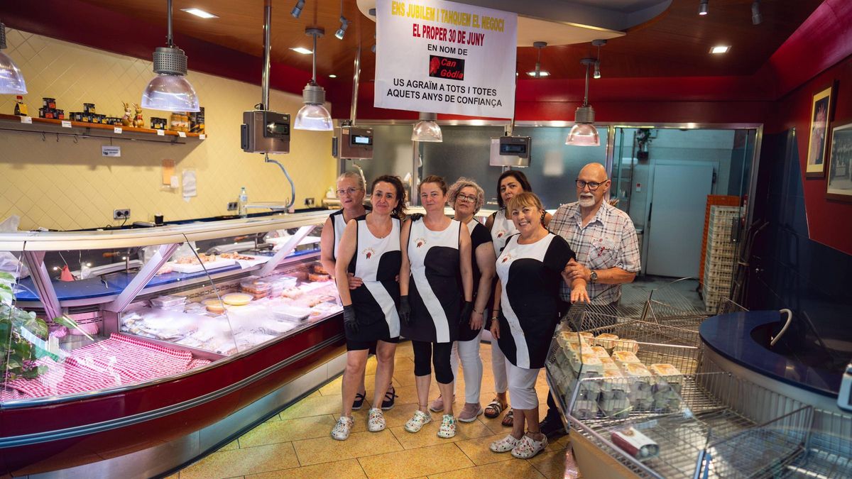Los antiguos empleados de la pollería Can Gòdia de Badalona, días antes de bajar la persiana definitivamente