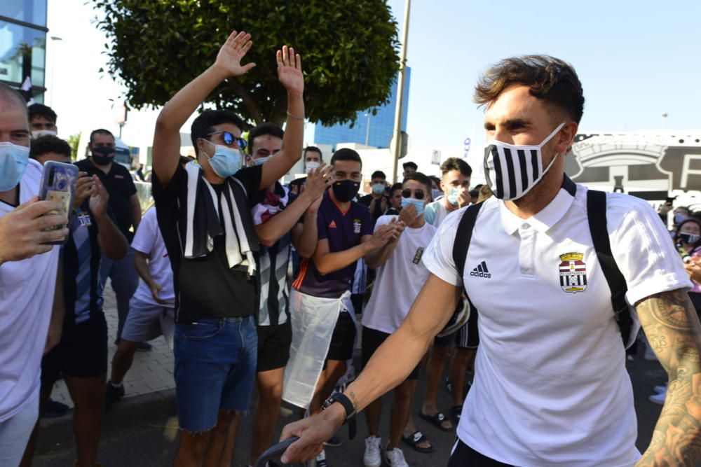 Llegada de los jugadores del FC Cartagena a la ciudad portuaria