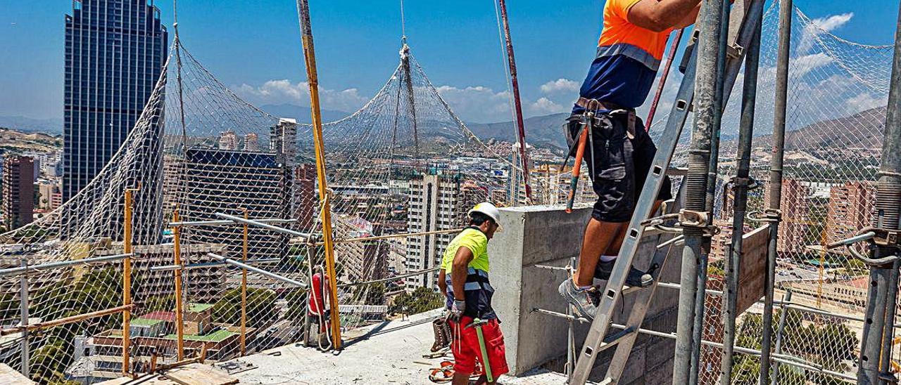 Trabajadores de la construcción en Benidorm. DAVID REVENGA