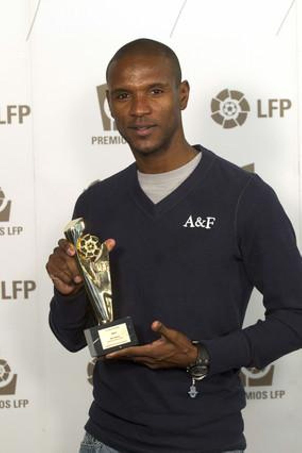 El defensa francès del Barcelona, Eric Abidal, recull el premi de la Lliga de Futbol Professional com a millor defensa de la Primera Divisió (Lliga BBVA).