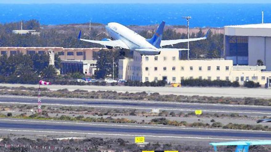 Despegue de un avión en un aeropuerto canario. | | JUAN CASTRO