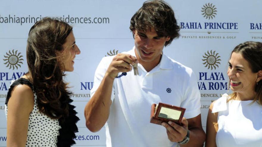 Rafa Nadal recibe las llaves de su nueva vivienda.