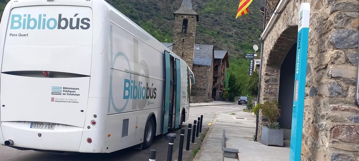 El Bibliobús Pere Quart en un poble del Pirineu
