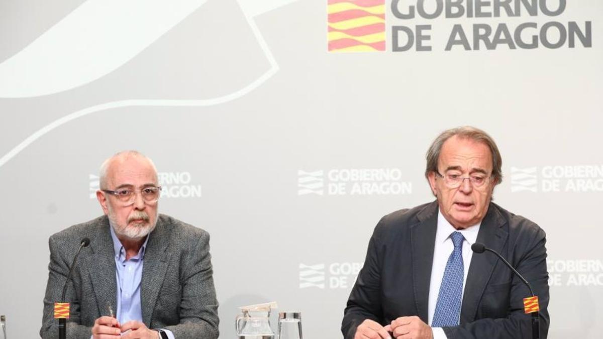 El director general de Función Pública, Esteban del Ruste, y el consejero de Hacienda, Carlos Pérez Anadón