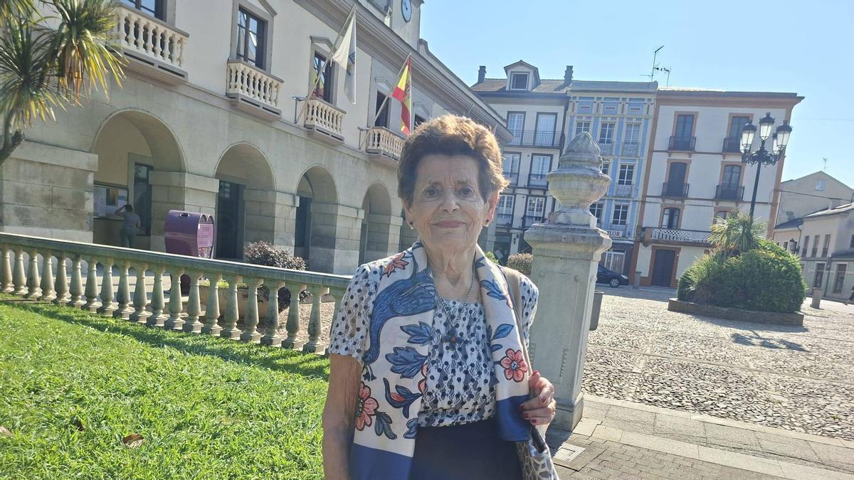 Isabel Oliveros, hace unos días, junto al Ayuntamiento de Vegadeo.