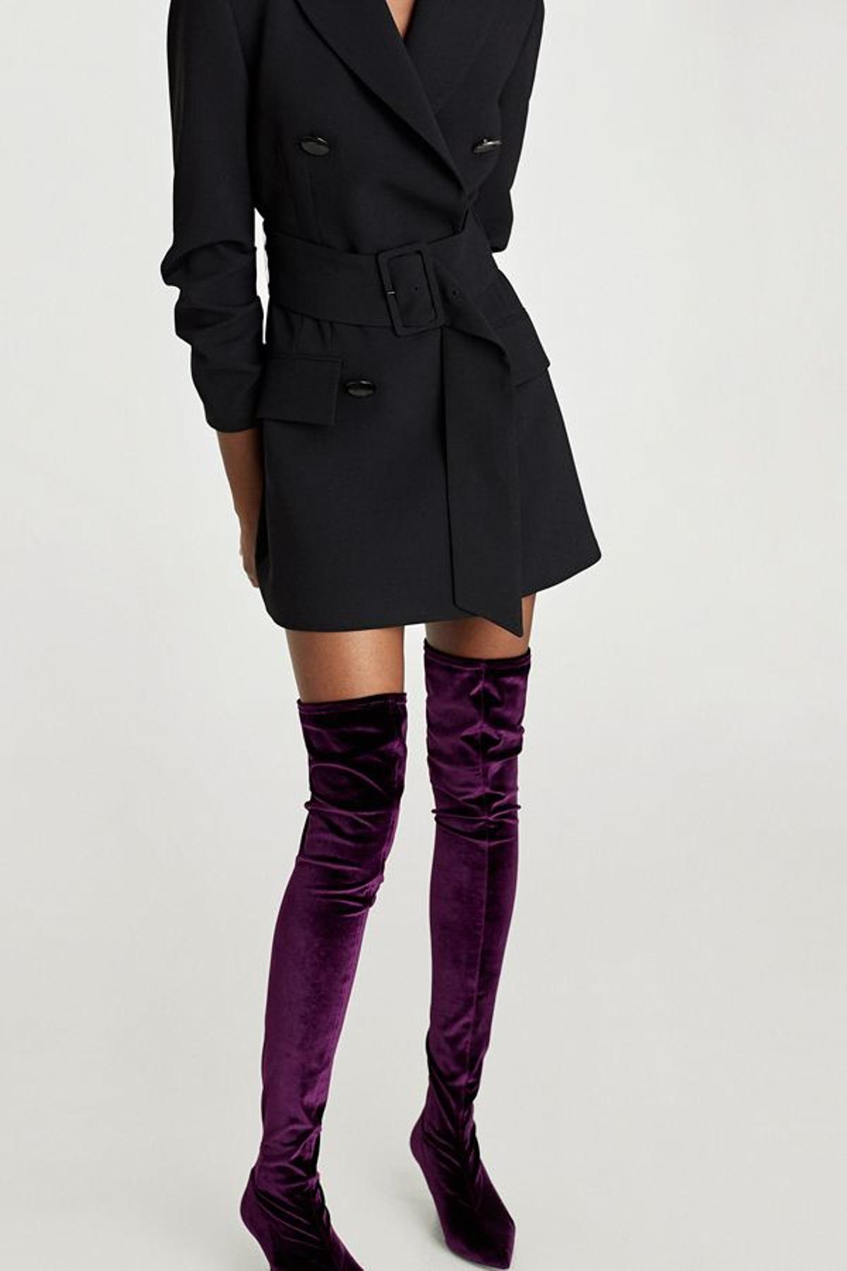 Vestido chaqueta negro de Zara, con botas 'over the knee'