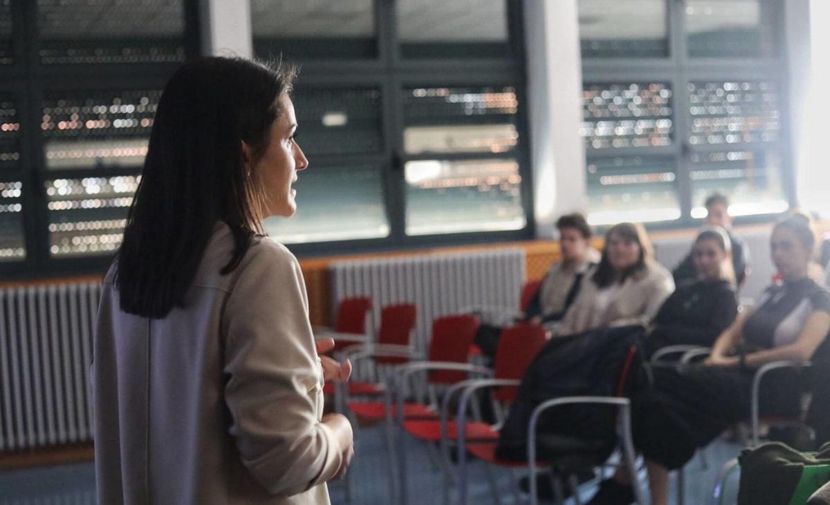 La interiorista Diana Rubio, durante la charla que impartió en la Escuela de Arte de Zamora. | ALBA PRIETO