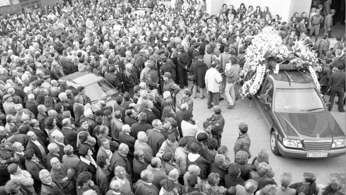 Multitudinari soterrar de Josefina Corresa a Sagunt.