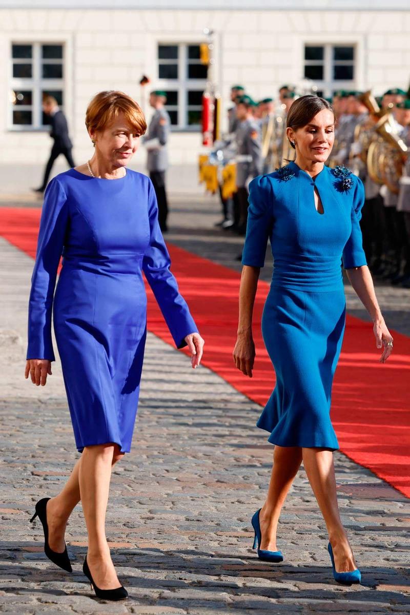 Los looks coordinados en azul de la reina Letizia y Elke Büdenbender, la primera dama de Alemania