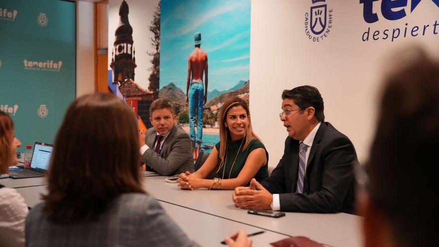 Desde la izquierda, David Pérez, consejero de Turismo de Tenerife; Laura Castro, directora insular, y Pedro Martín.