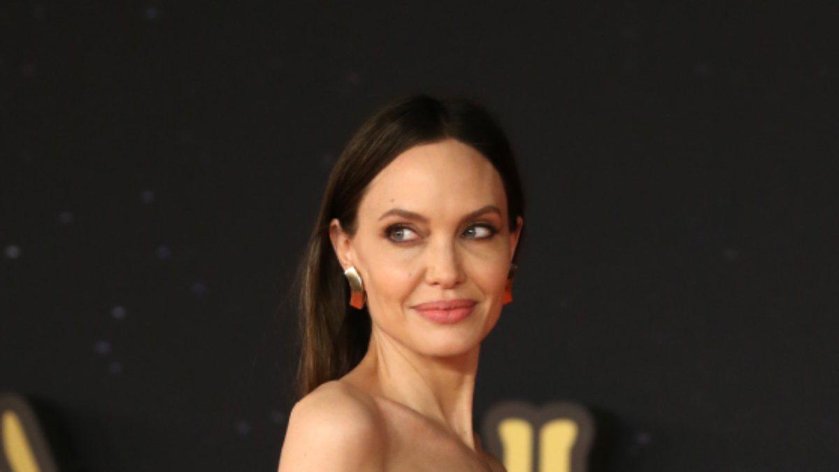 Angelina Jolie, con un vestido de Versace en el estreno de 'Eternals'