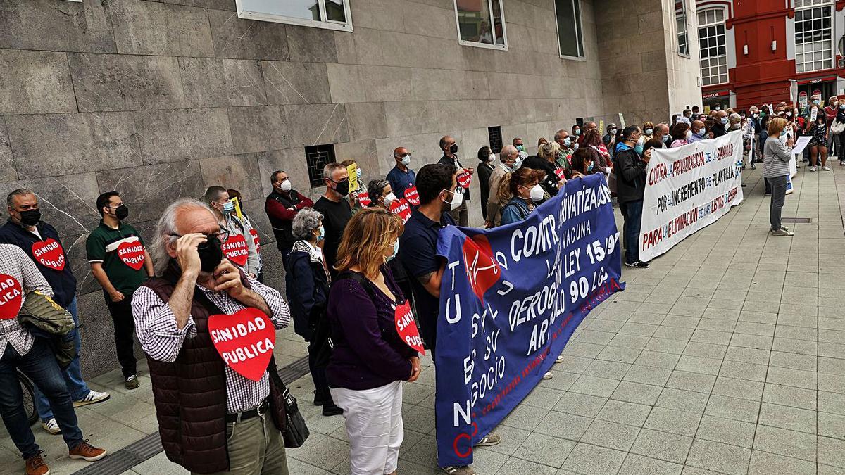 La concentración a favor de la sanidad pública, ayer, en el ambulatorio de Puerta de la Villa. | Juan Plaza