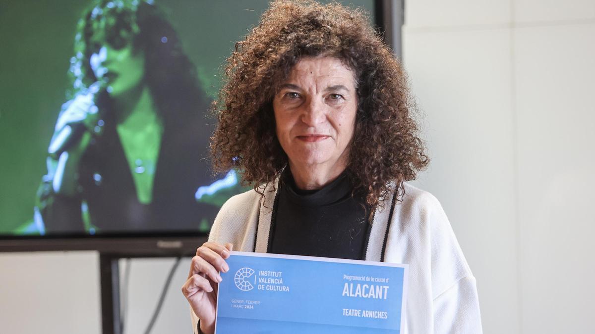 La delegada del IVC en Alicante, Alicia Garijo, con el cartel promocional