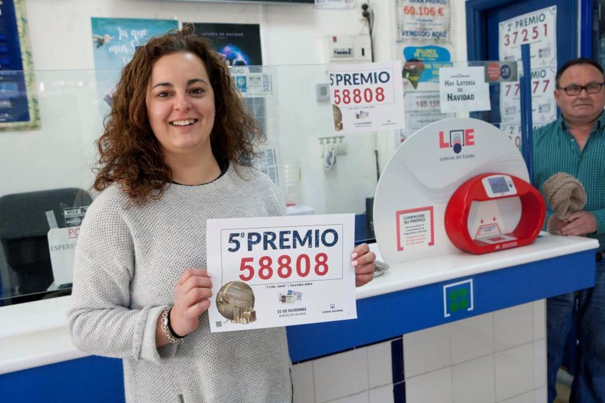 En Talavera de la Reina, en la plaza del Cardenal Loaisa, María Mateos y su pareja se han hecho cargo del punto receptor de lotería hace apenas un mes y han repartido el 58808, un quinto premio del Sorteo Extraordinario de Navidad. EFE
