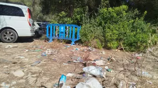 Denuncian suciedad y robos en un aparcamiento público junto a la playa de Cala Major
