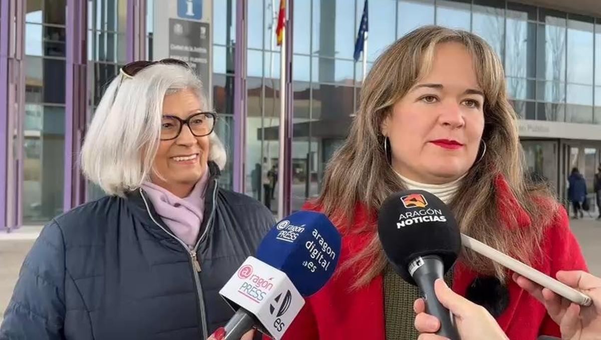 La candidata de Podemos -Alianza Verde a la Presidencia de Aragón, María Goikoetxea (d), y la responsable de Memoria Democrática de la formación morada, Pilar Gimeno, este lunes en la Ciudad de la Justicia