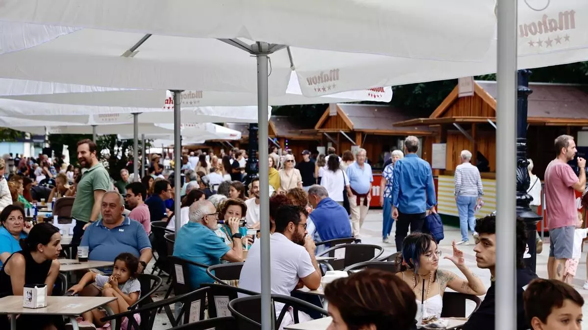 Placeres de agosto con formato de terraza: así fue la primera jornada del Paseo Gastro gijonés