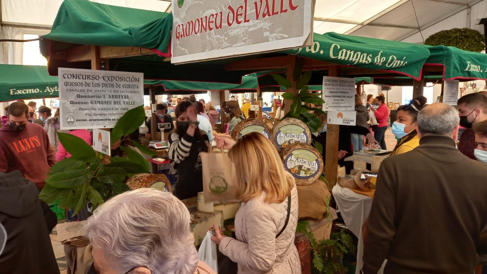 Cangas de Onís, a tope con el certamen quesero de los Picos de Europa y la Feria de la Miel