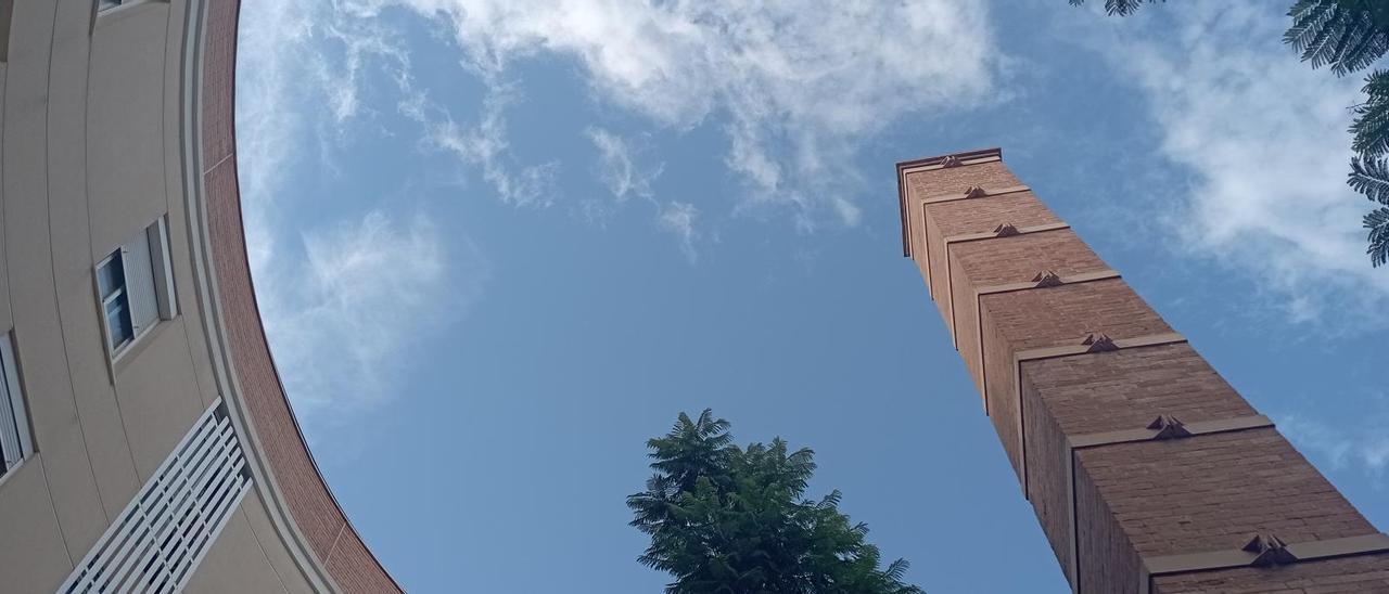 La chimenea, integrada con el bloque vecino, en la calle Juana Castro.