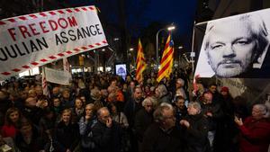 800 personas piden la liberación de Julian Assange ante el consulado británico en Barcelona