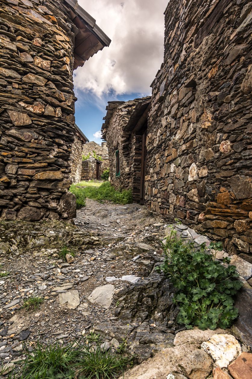 Disfruta de pueblos negro como El Muyo, en el que destacan las construcciones de pizarra.