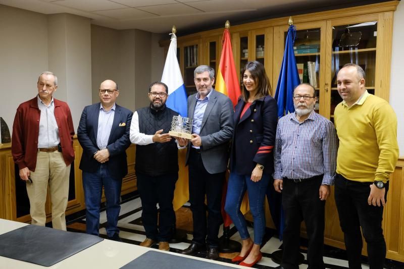 Las Palmas de Gran Canaria. El presidente de Canarias, Fernando Clavijo, recibe al secretario general de UGT en las islas, Gustavo Santana, y a los miembros de su Ejecutiva, que le entregarán una estatuilla conmemorativa del 130 aniversario del sindicato.  | 11/03/2019 | Fotógrafo: José Carlos Guerra