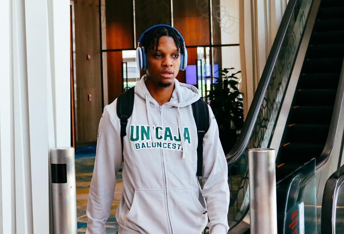 Tyson Carter, a la salida del hotel hacia el último entrenamiento previo al partido contra el Petro