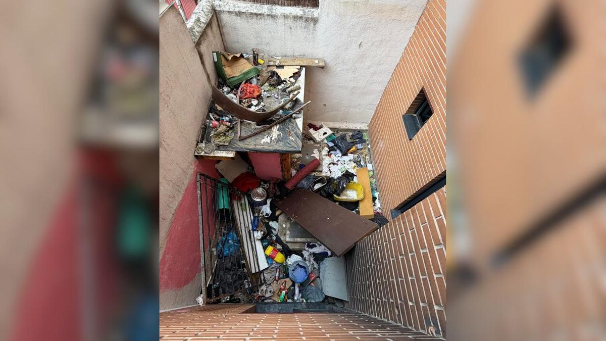 Patio lleno de basura y pertenencias de las personas que vivían en el bloque de apartamentos.