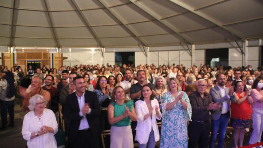 Público asistente al concierto de Acatife y Los Sabandeños en la carpa de la Villa de Teguise.