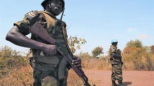 Dos cascos azules desplegados a las afueras de Juba, capital de Sudán del Sur, ayer.