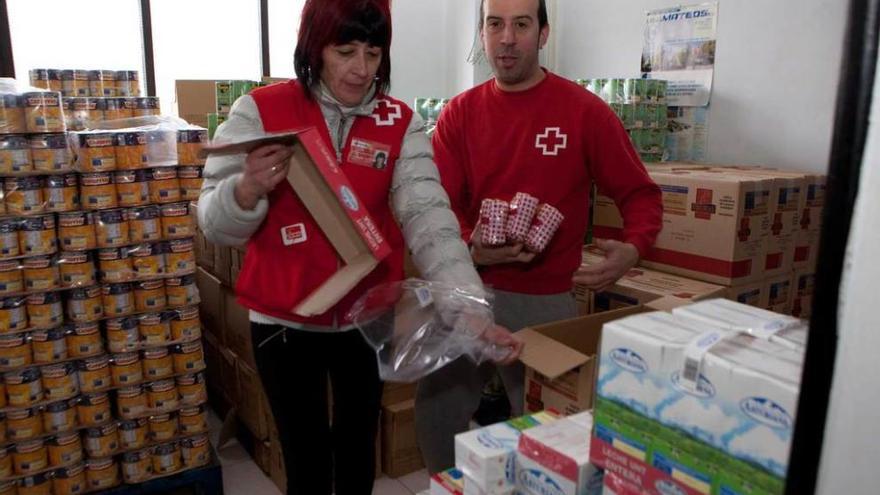 Preparativos de una entrega de alimentos de Cruz Roja de Langreo.