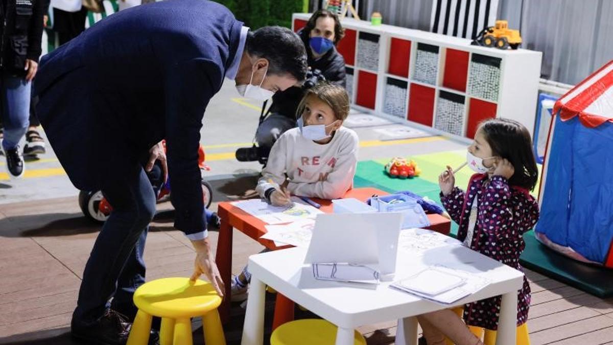 El presidente del Gobierno, Pedro Sánchez, habla con niños ucranianos en el centro de acogida de refugiados de Málaga, este 20 de abril de 2022.
