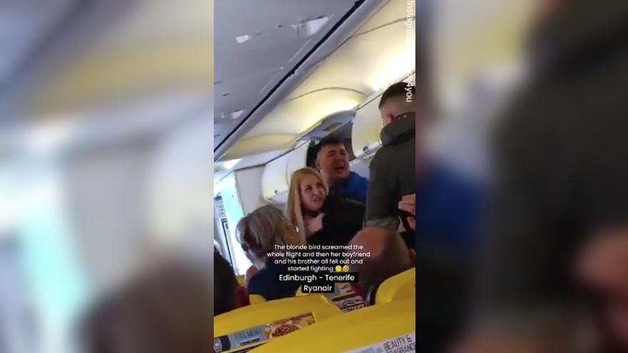 Tres familiares se pelean en un avión con destino Tenerife