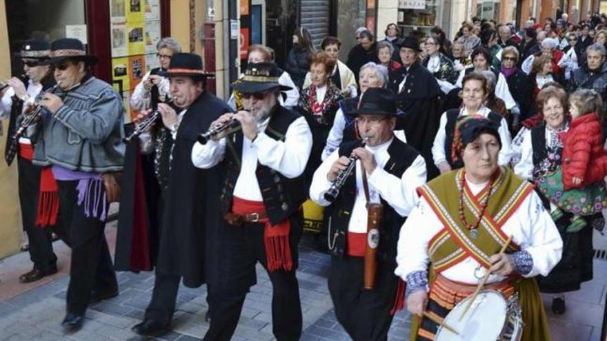 El desfile por las calles de Benavente se hizo a ritmo de tamboril y flautas.