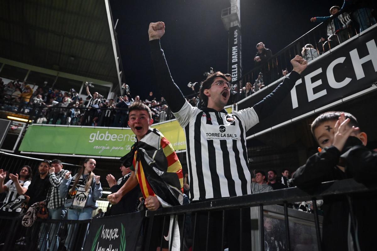 Varios aficionados del Castellón celebran el gol albinegro.