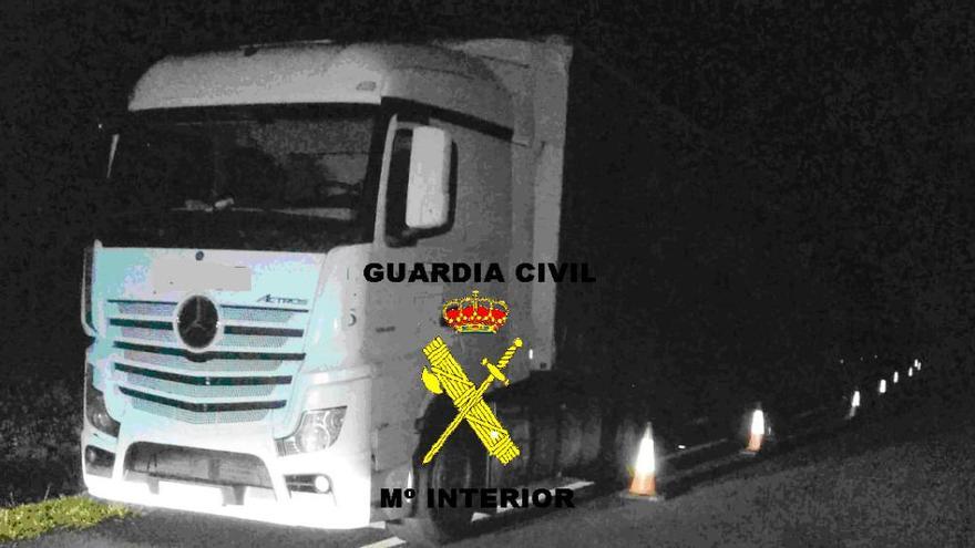 El camión interceptado por la Guardia Civil.