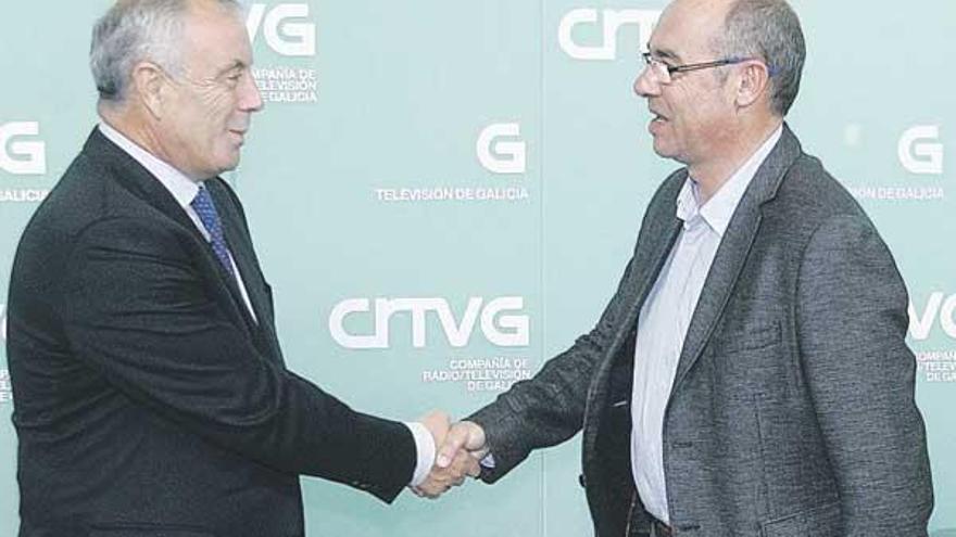 Pachi Vázquez y Francisco Jorquera se saludan antes del inicio del debate en la TVG. / xoán álvarez