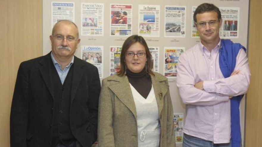 Antonio Izquierdo, Maira Barbero y Juan Ferreiro posan en la redacción de LA OPINIÓN antes de empezar el debate. / víctor echave