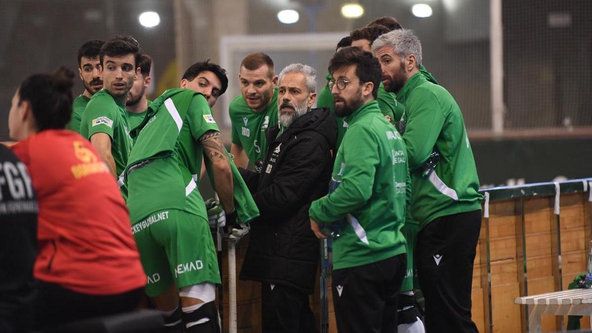 El banquillo del Liceo en el último partido jugado en el Palacio de los Deportes de Riazor. // Carlos Pardellas