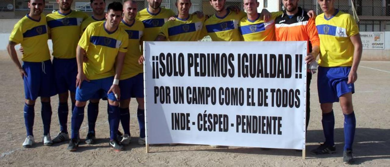 Los jugadores de la primera plantilla del Independiente posan con una pancarta en la que piden una solución ya.
