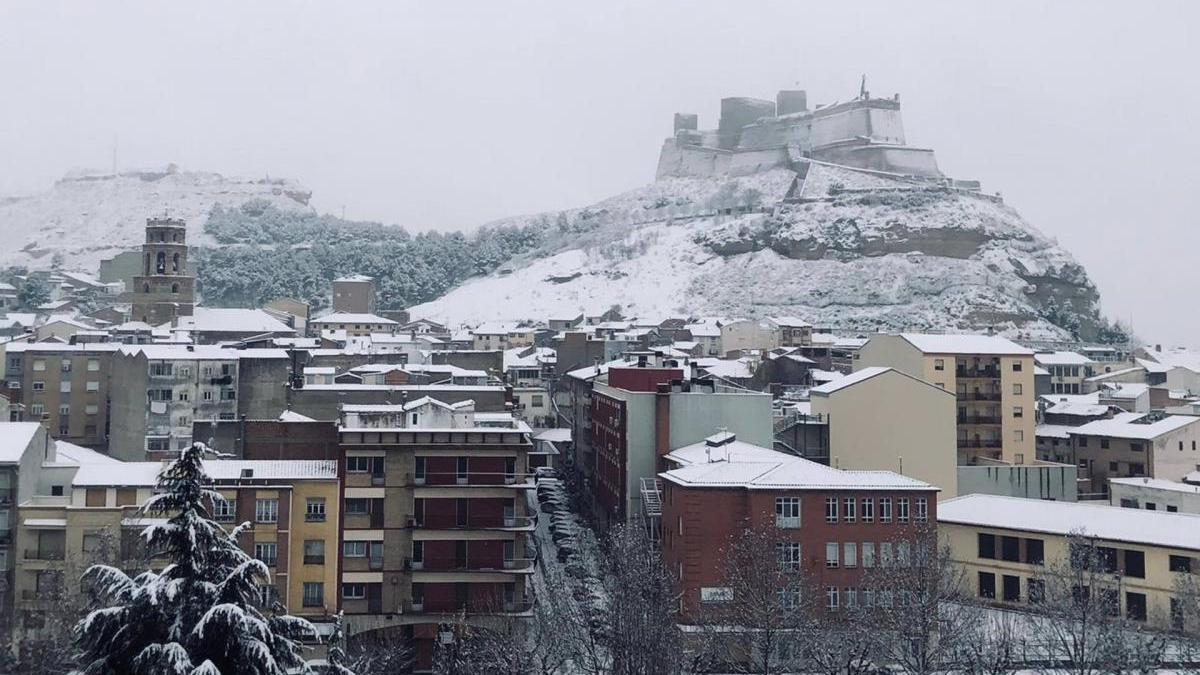 Efectivos de servicios municipales limpian la nieve en Monzón para que la ciudad sea transitable