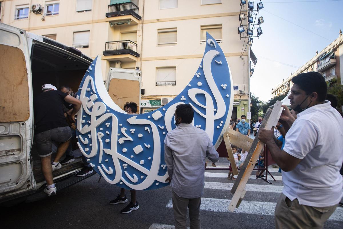 La Falla Duque de Gaeta indulta una media luna y una mezquita con inscripciones en arabe donde se podia leer “coran” para no ofender a la comunidad musulmana