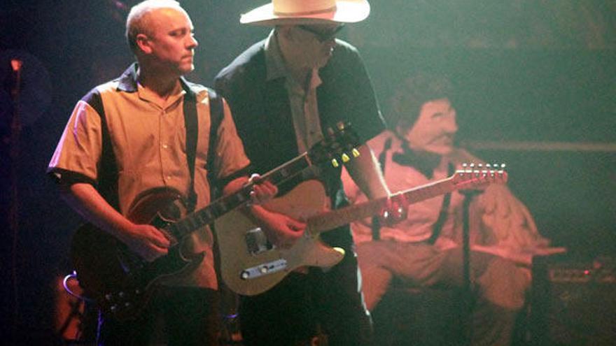 Javier Soto y Julián Hernández, en el concierto de ayer de Siniestro Total en Salesianos.  // Joel Martínez