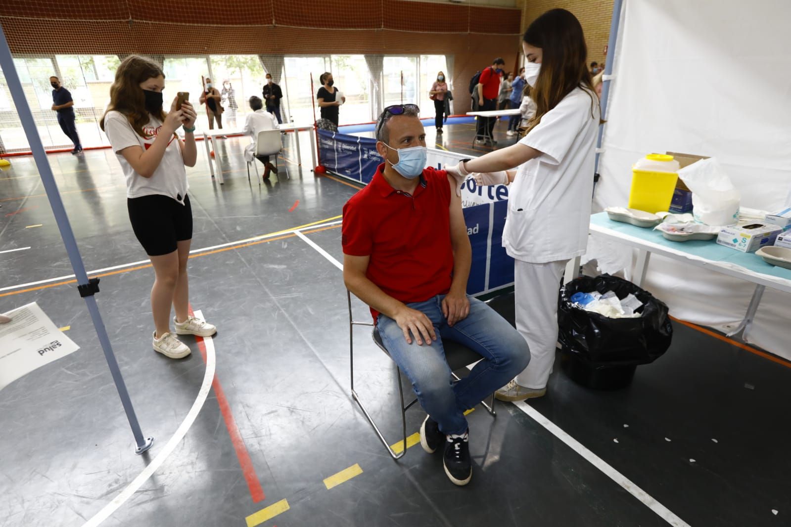 Vacunación masiva con la vacuna de Janssen en el polideportivo de la Universidad de Zaragoza