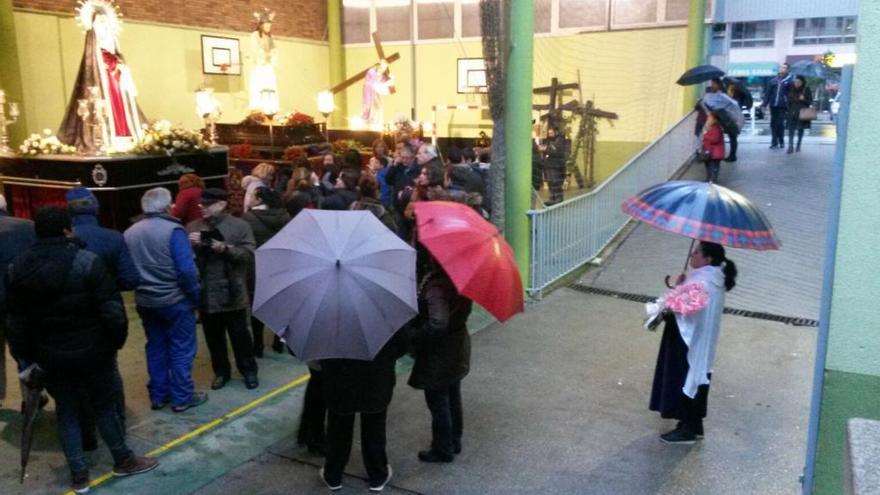 Imágenes en Vigo, hoy, resguardadas de la lluvia. // J. Lores