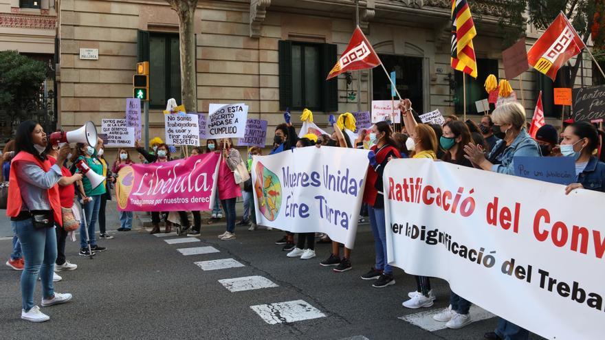 Les treballadores de la llar i les cures es manifesten pels seus drets laborals a Barcelona