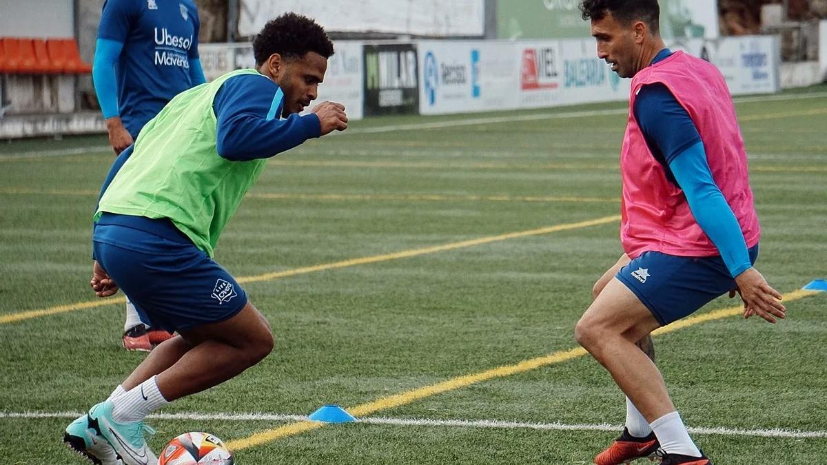 Jugadores del Atzeneta en un entrenamiento en el Regit, esta semana.