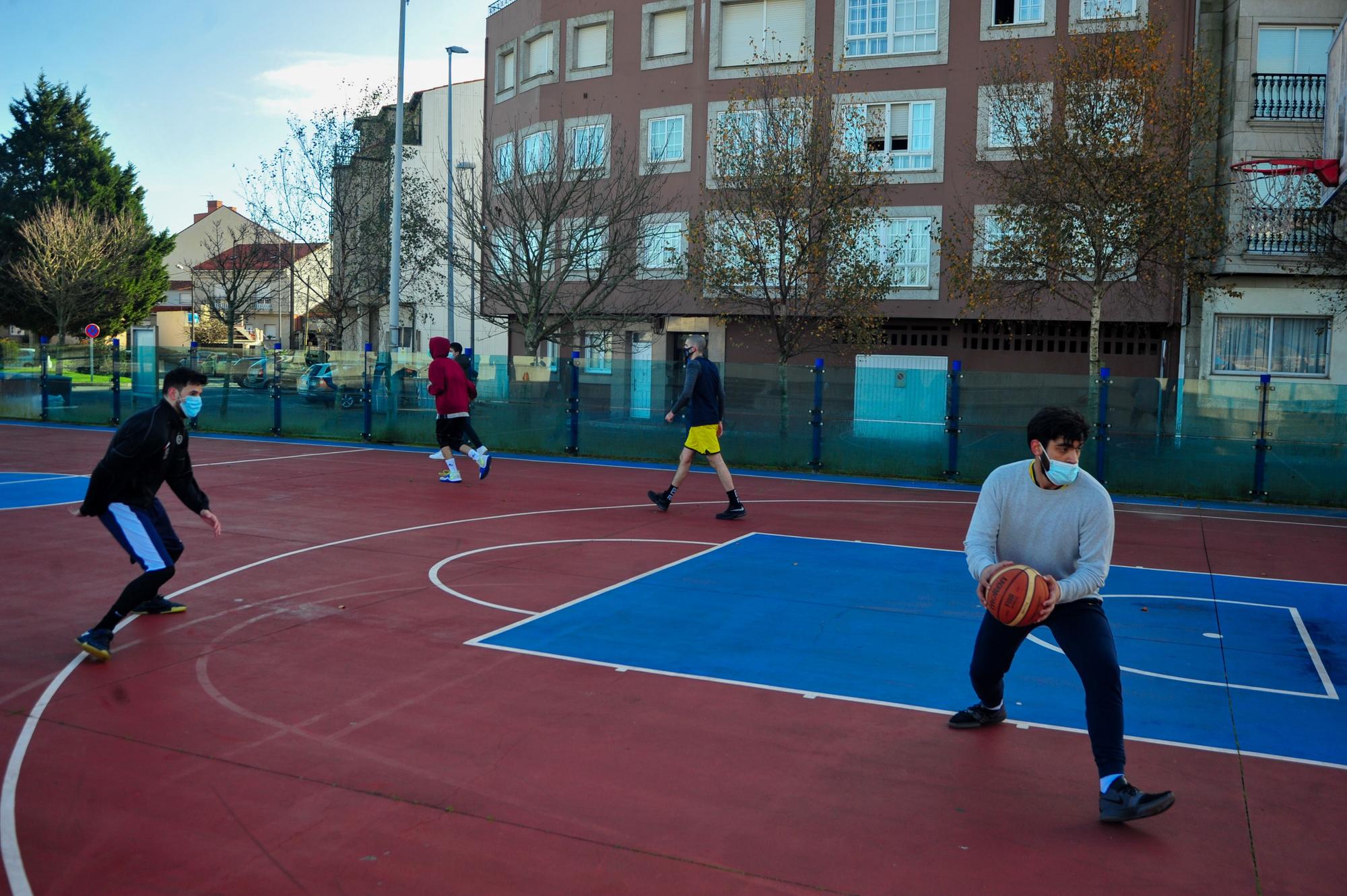 El Club Baloncesto O Meco entrena en la calle ante el cierre de las instalaciones deportivas municipales