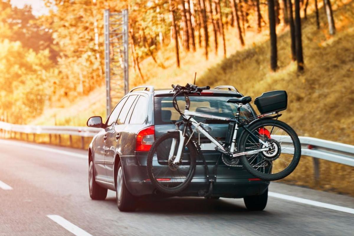 Multas de 200 euros de la DGT por llevar las bicicletas detrás del coche